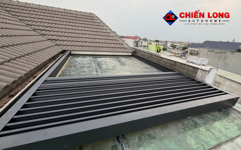 Mái nhôm Ziczac che giếng trời phía trên khu vực sảnh.