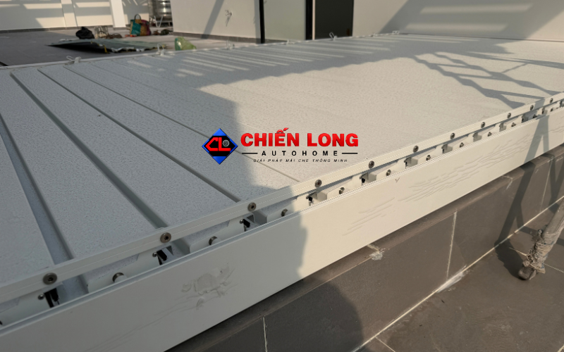 Sân thượng hoàn thiện với hệ mái nhôm xếp lật tự động.