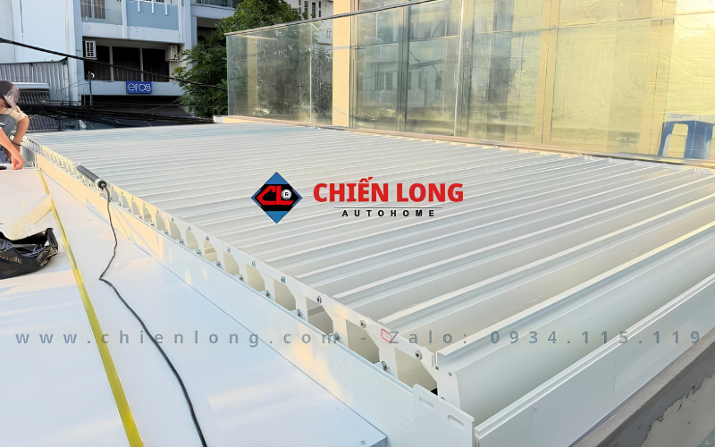 Mái nhôm xếp lật màu trắng lắp đặt tại công trình