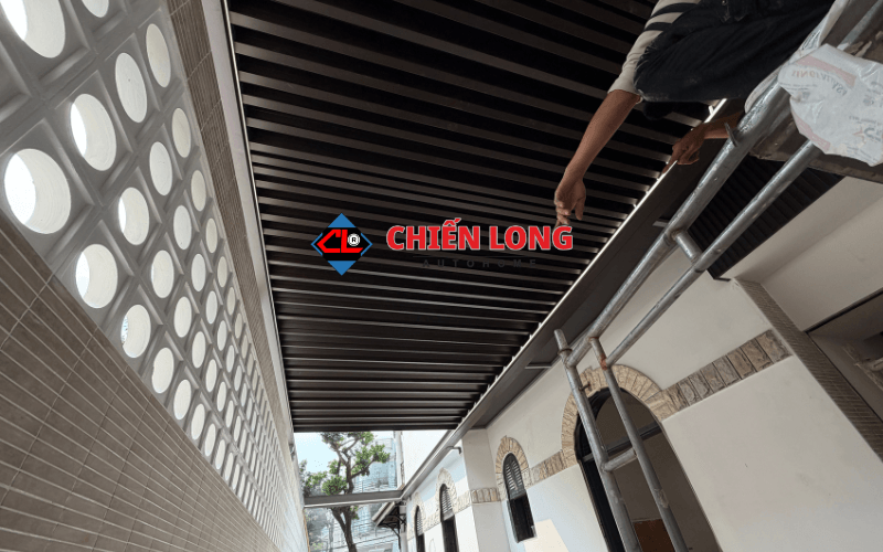 Chi tiết nan và ray dẫn hướng của mái nhôm Ziczac tại ban công.