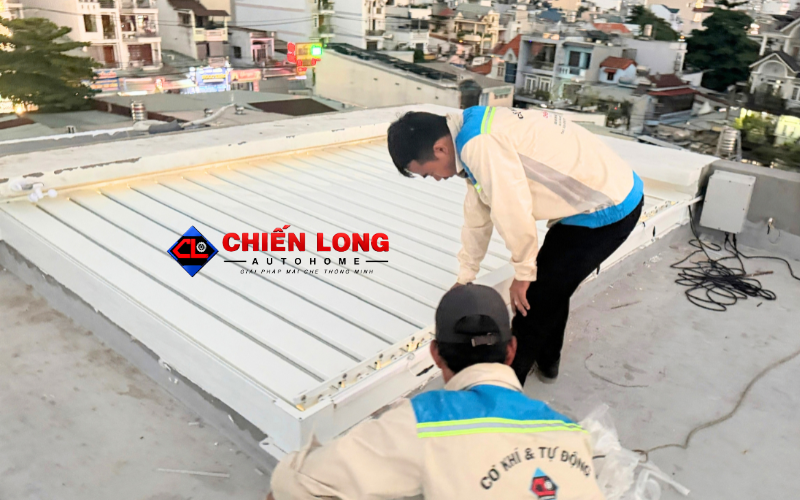 Chi tiết lá nhôm và khung mái xếp lật giếng trời sảnh.