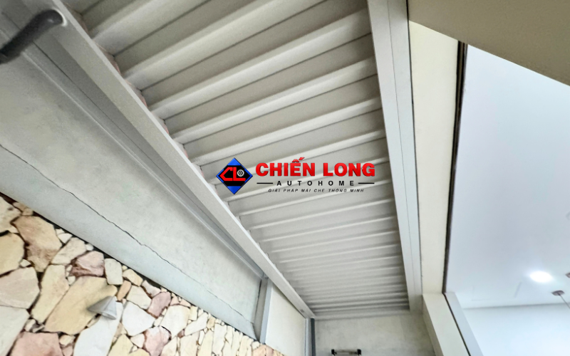 Máng và vị trí dẫn nước của mái Ziczac che giếng trời sân sau.