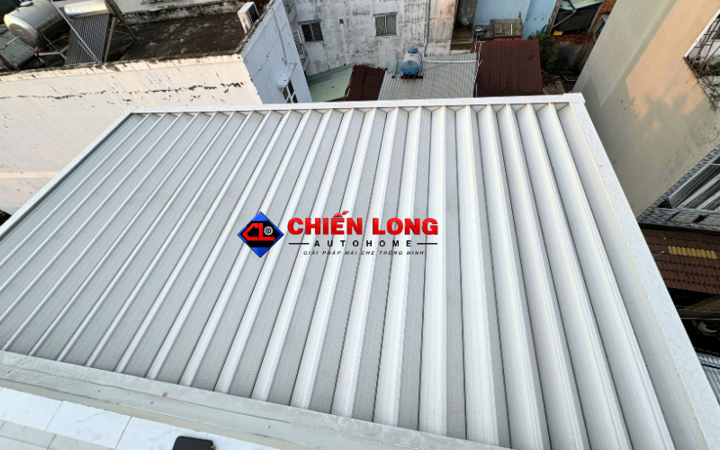 Mái nhôm Ziczac màu trắng đóng kín, nhìn từ trên xuống
