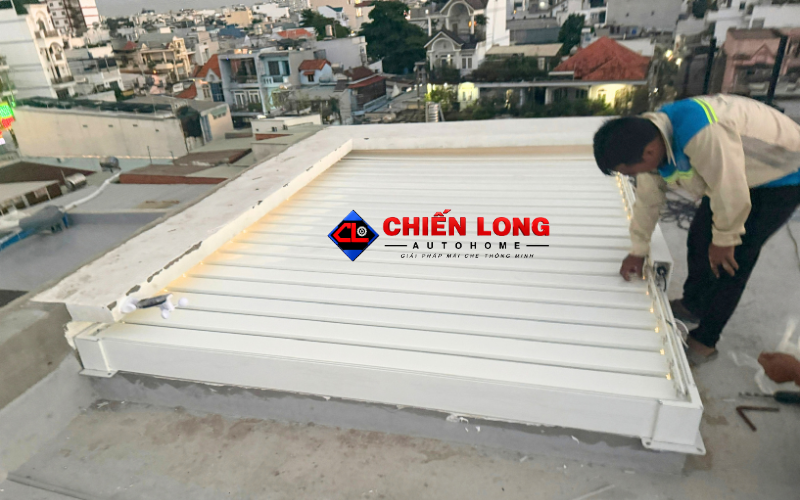 Kỹ thuật viên căn chỉnh mái nhôm xếp lật tại công trình