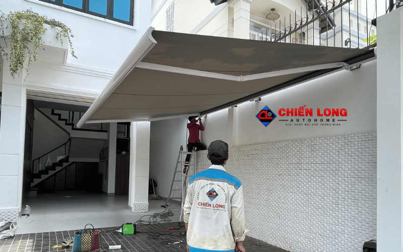 Mái hiên tự động đang mở trong quá trình lắp đặt tại nhà phố