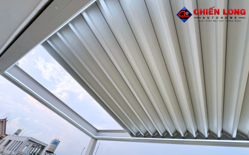 Mái Ziczac thu gọn để mở khoảng lấy sáng tại ban công sân thượng.