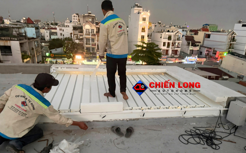 Thi công mái nhôm xếp lật giếng trời theo bản vẽ kỹ thuật.