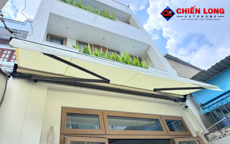 Mái hiên tự động tại công trình Chiến Long với hộp mái lắp phía trên cửa ra sân.