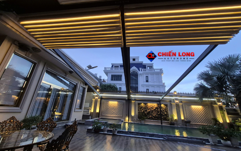 Mái xếp PVC có đèn LED cho khu tiếp khách sân vườn buổi tối