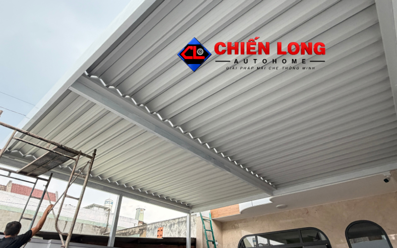 Mặt dưới hệ mái nhôm Ziczac màu trắng tại công trình