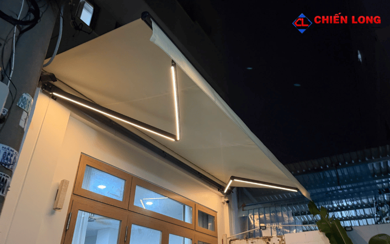 Mái hiên tự động bật đèn LED vào ban đêm