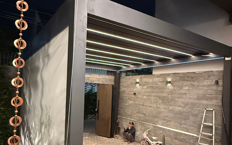 Đèn LED và hộp rèm ZIP bố trí dưới dầm nhà chòi nhôm.