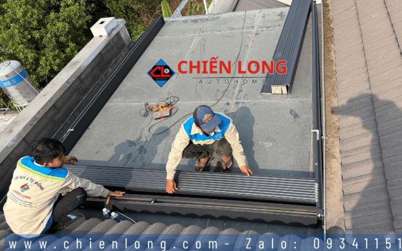 Kỹ thuật viên lắp đặt hệ mái nhôm Ziczac trên mái hiện hữu