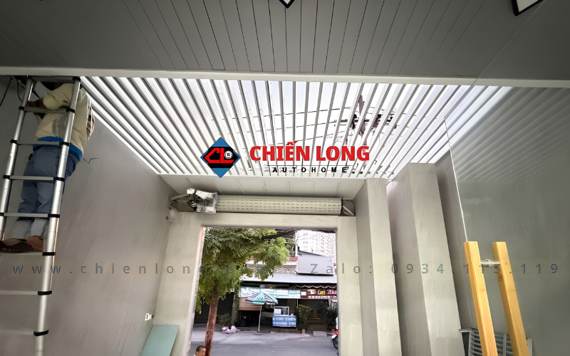 Pergola nhôm xếp lật tự động cho sân sau nhà phố.
