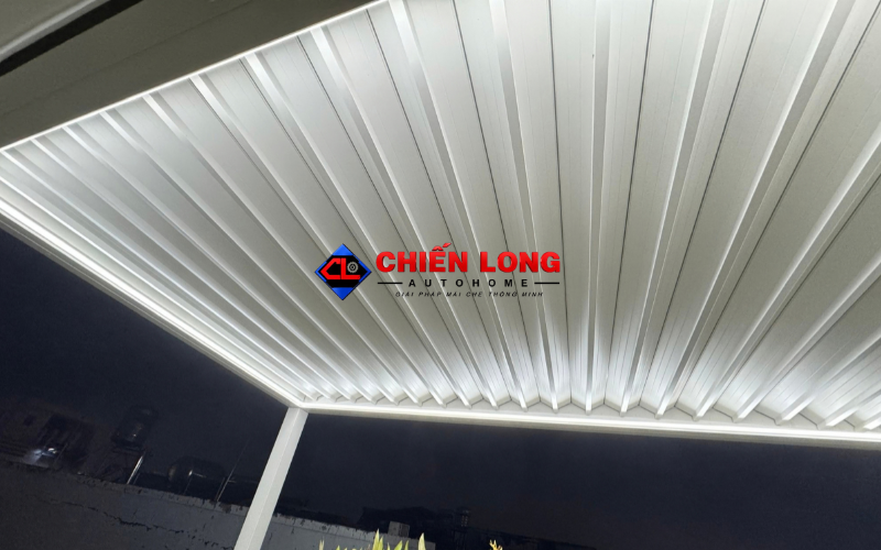 Mặt dưới mái nhôm Ziczac màu trắng có đèn LED viền vào ban đêm