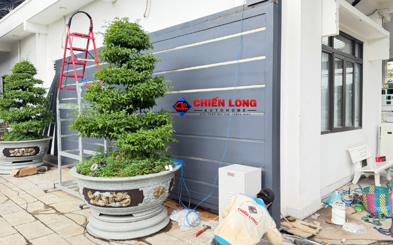 Cửa trượt không ray mở về bên hông với lối xe ra vào không có ray trên nền