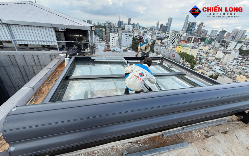 Kỹ thuật viên kiểm tra kích thước mái nhôm cuốn tại khung mái kính.