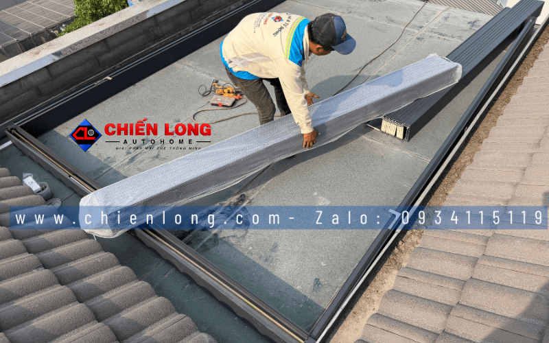 Mái nhôm xếp trượt Ziczac sân thượng che khu vực sinh hoạt ngoài trời.