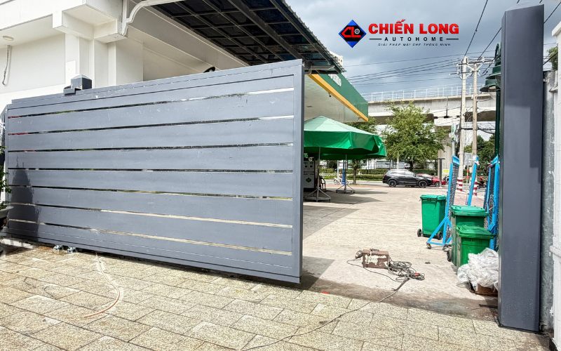 Trạng thái cửa trượt ray đang mở 1 phần