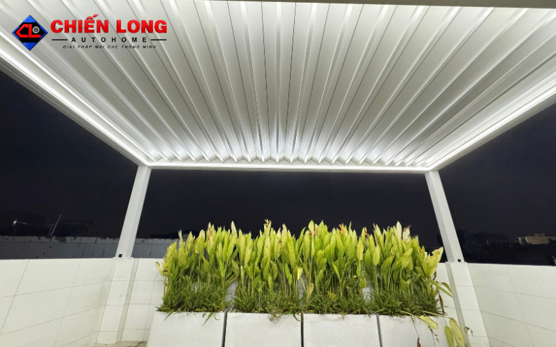 Mái nhôm Ziczac có đèn LED chiếu sáng khu vực sân thượng tại Quận 12