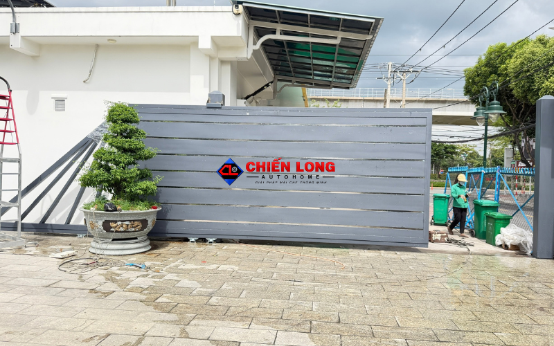 Khung cánh cửa trượt tự động cho biệt thự trước khi hoàn thiện