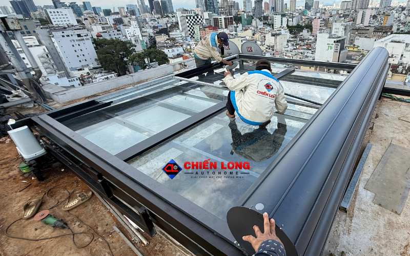 Trực tiếp khảo sát, giám sát thi công mái nhôm cuốn tự động che nắng, lấy ánh sáng khi cần thiết