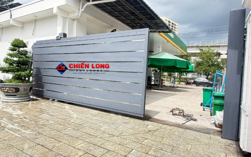 Cụm đỡ và dẫn hướng của cổng lùa không ray tại vị trí kết cấu bên hông