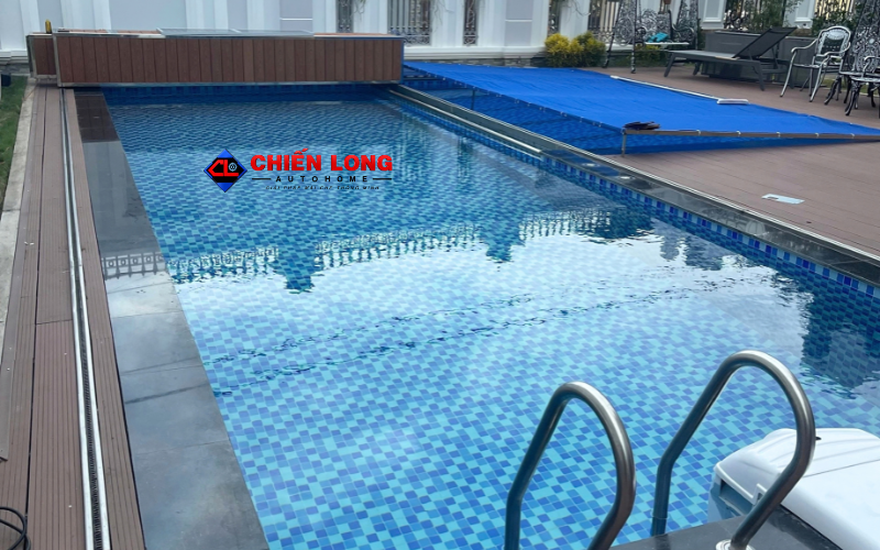 Bạt che hồ bơi tự động PVC đang phủ một phần mặt hồ