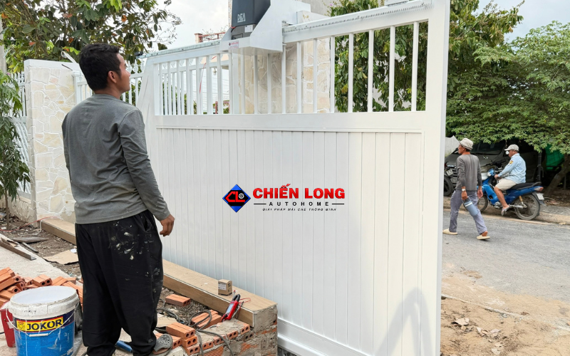 Mẫu sản phẩm tương tự cửa không ray trắng