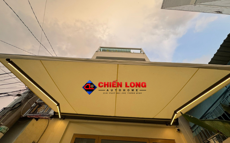 Vận hành mái hiên tự động tại sân trước công trình Quận 12