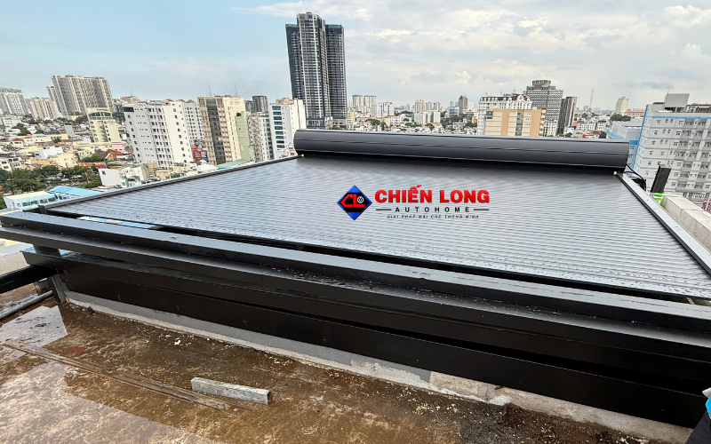 Sản phẩm mái nhôm cuốn tự động chống nắng do Chiến Long Auto Home thi công hoàn thiện