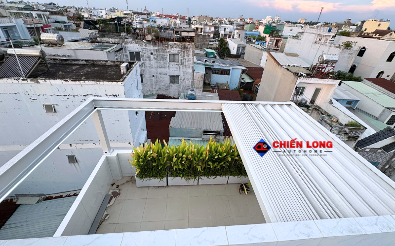 Chi tiết ray dẫn hướng và máng thoát nước trong quá trình lắp mái Ziczac tại Quận 12