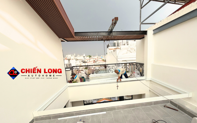 Khung mái và khoảng mở nhìn từ bên dưới công trình