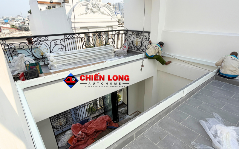Chi tiết khung và nan nhôm của mái xếp lật tự động che ban công.