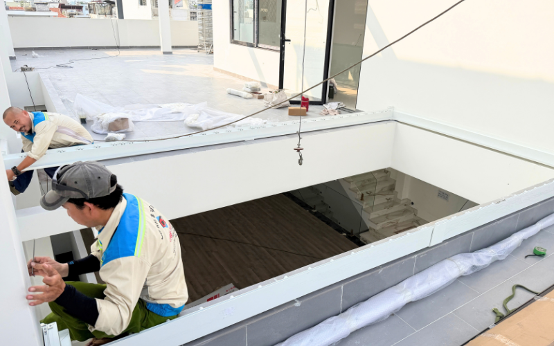 Lắp đặt khung mái nhôm xếp lật tại công trình