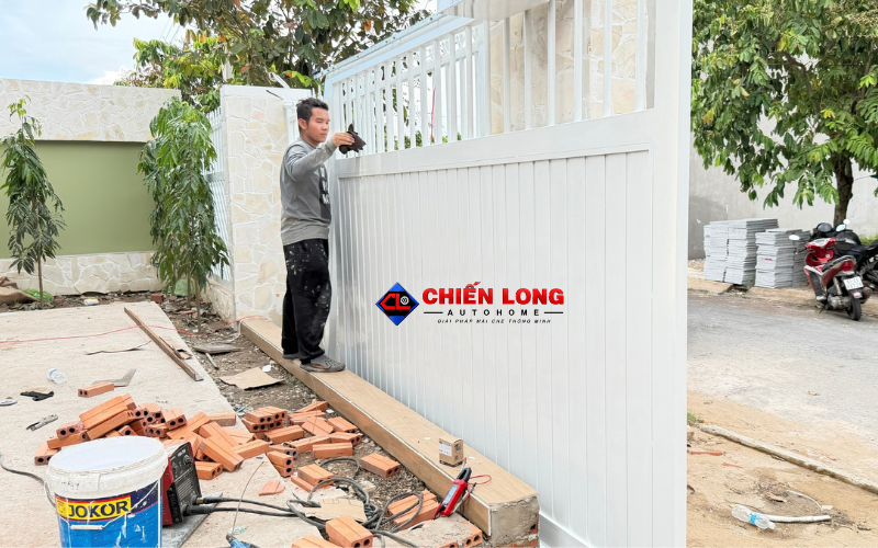 Khảo sát chiều rộng lối xe và khoảng bên hông trước khi lắp cổng trượt không ray