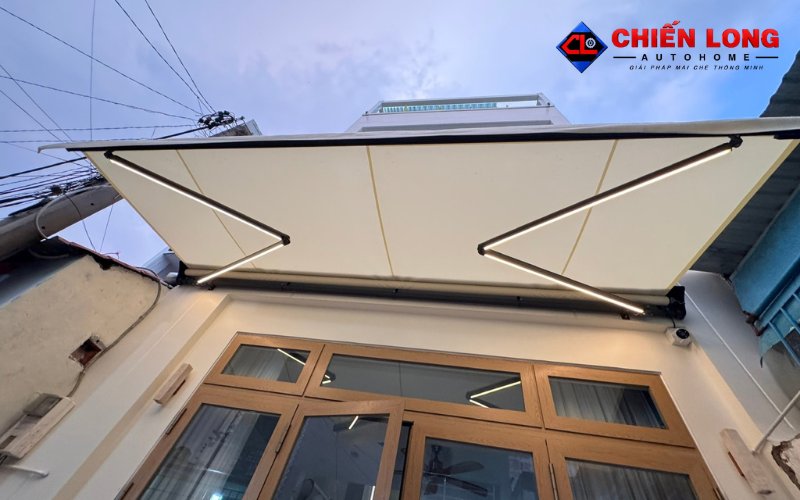 Cận cảnh dãy đèn led bên dưới mái hiên tự động công trình Quận 12