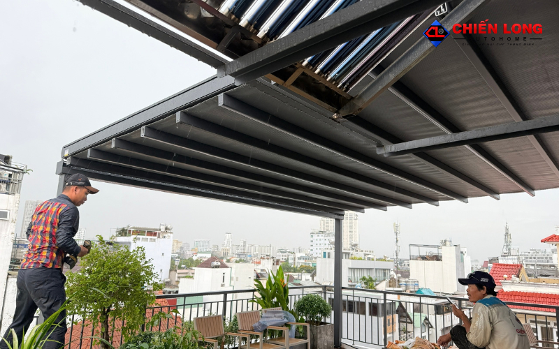 Mặt bên mái xếp PVC thể hiện hướng dốc và khoảng thông thủy phía dưới dầm
