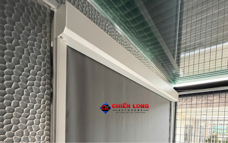 Cấu tạo rèm ZIP tự động gồm hộp cuốn, motor, vải và ray hai bên
