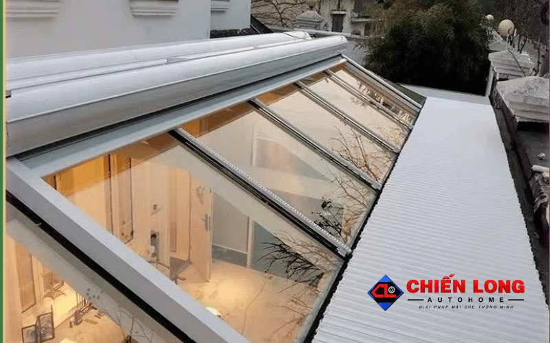 Mái nhôm cuốn chống nắng che khung cửa sổ góc nghiêng