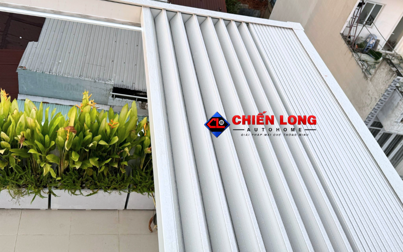 Trạng thái mái nhôm Ziczac tự động đang mở 1 phần