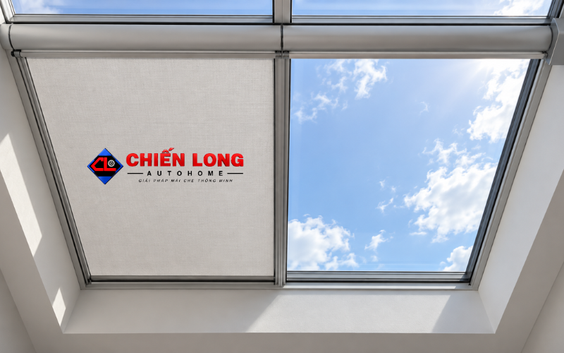 Rèm che nắng giếng trời tự động lắp dưới mái kính.