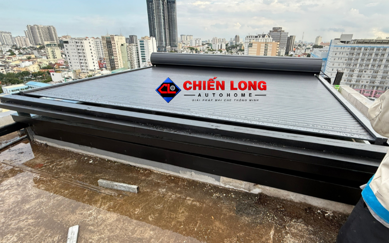 Chi tiết nan nhôm, ray dẫn hướng và bộ cuốn mái sân thượng