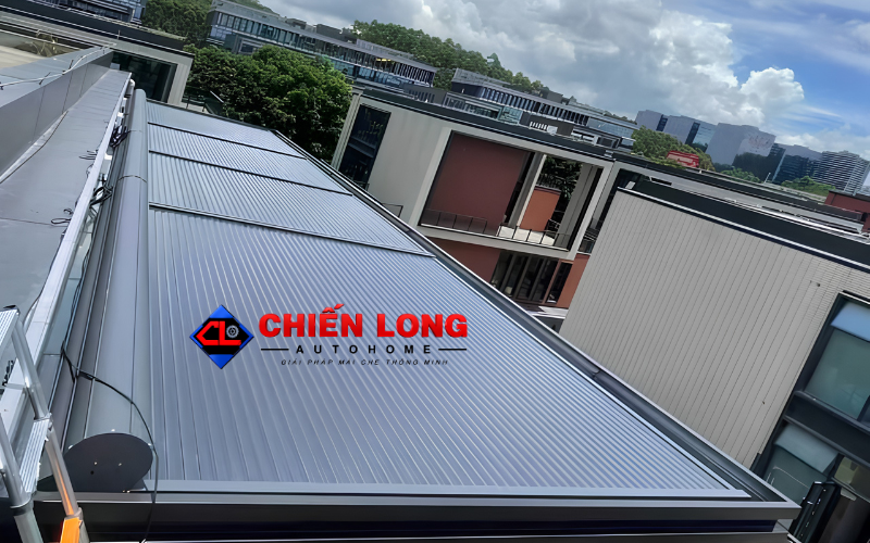 Hệ mái nhôm cuốn tự động lắp phía trên mái kính