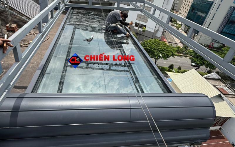 Chi tiết lắp đặt thi công mái nhôm cuốn tự động chống nắng mái kính