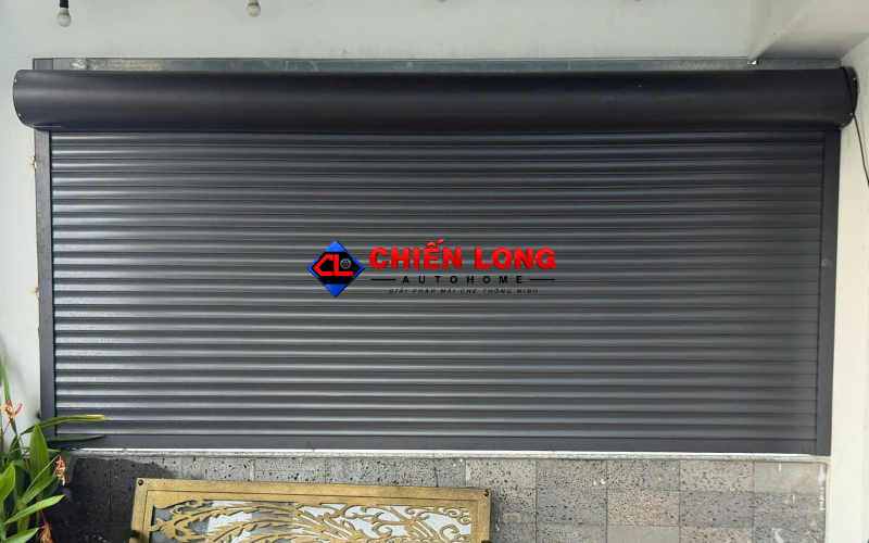 Mái nhôm cuốn đứng ban công ở trạng thái đóng và mở