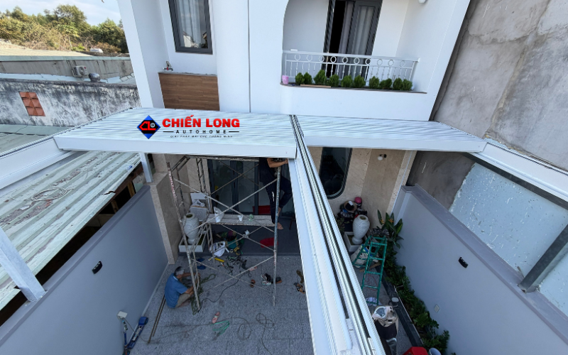 Thi công lắp đặt mái nhôm xếp tự động tại công trình