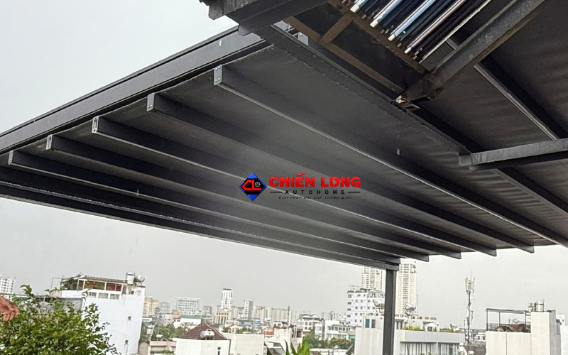 Chi tiết máng thu nước và cửa dẫn nước xuống của mái xếp PVC.