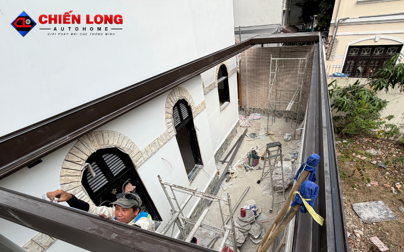 Khung mái nhôm Ziczac đang được lắp đặt cạnh nhà