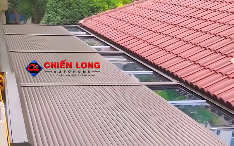 Mái nhôm cuốn che mái kính sân sau nhà phố